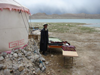 Продавец сувениров на озере Каракуль