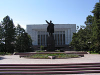 Памятник Ленину рядом с музеем истории, Бишкек, Киргизстан