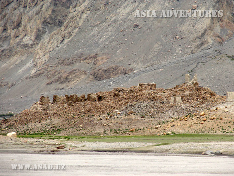 Руины крепости на афганском берегу