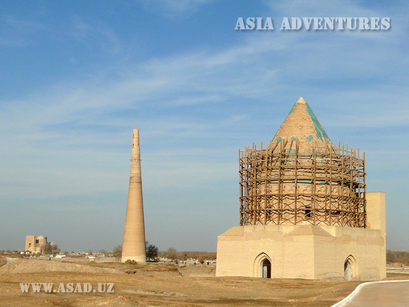 Вид на мавзолей Текеша и минорет Кутлуг Темур, Куня-Ургенч, Туркменистан