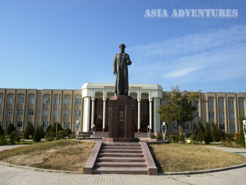 Buxoro viloyati obhasi jangildi. Мемориальный музей Абу Али ибн Сино. Музей Авиценны в Бухаре. Авиценна памятник Бухара. Музей Авиценны в Узбекистане.