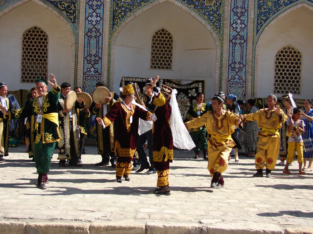 Узбекские танцы на фестивале специй