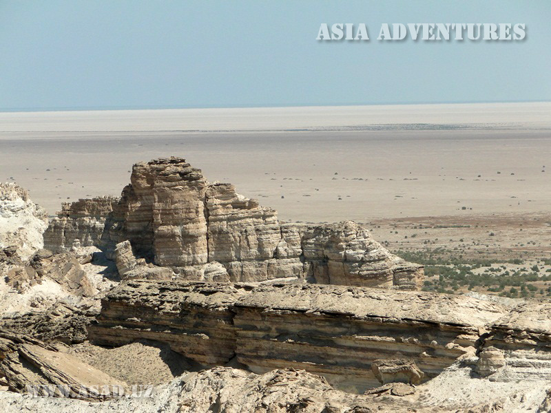 скалы в пустыни Кызылкум