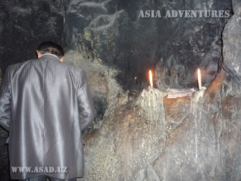 Sightseeing in Hozrat-Daud cave