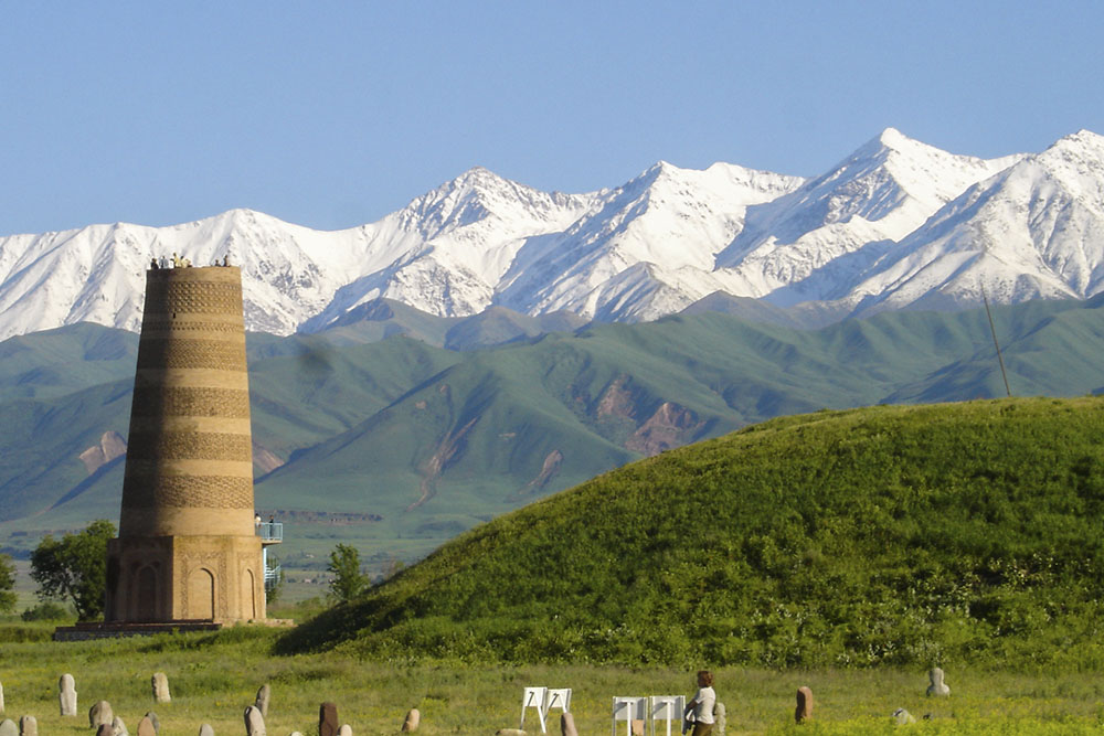 Баласагун. Башня Бурана Киргизия. Башня Бурана Чуйская Долина. Киргизия достопримечательности башня Бурана. Музей Бурана Кыргызстан.
