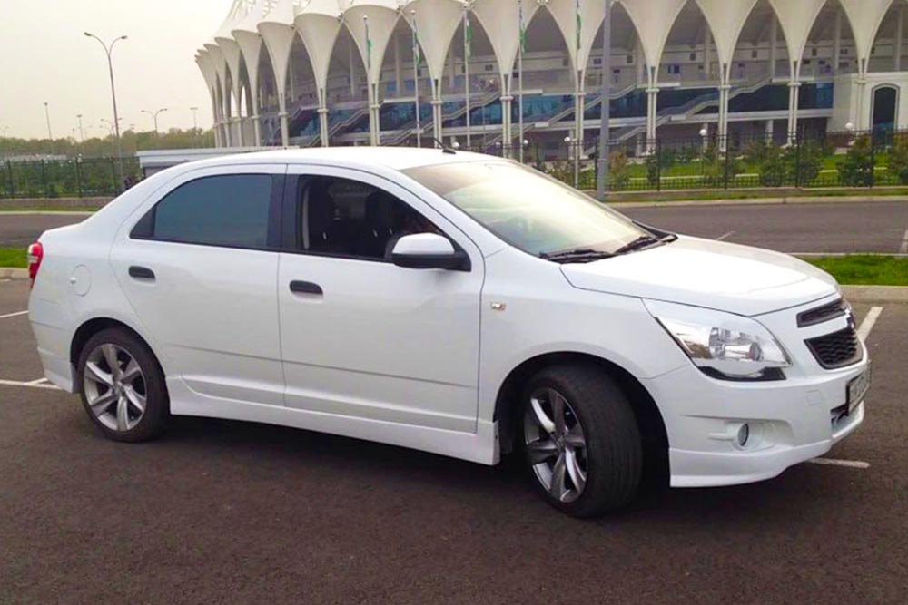 Легковая машина Шевроле Кобальт