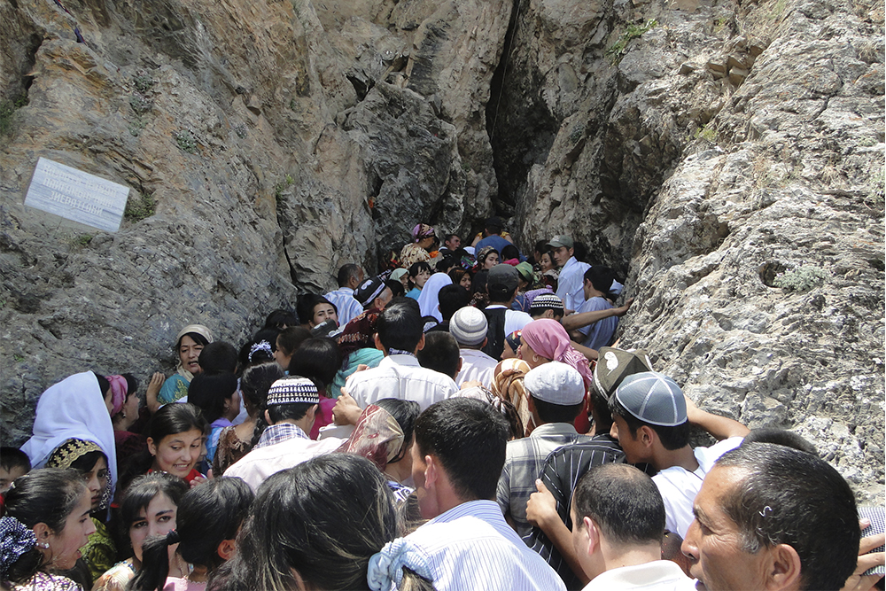 Sightseeing in Hozrat-Daud cave